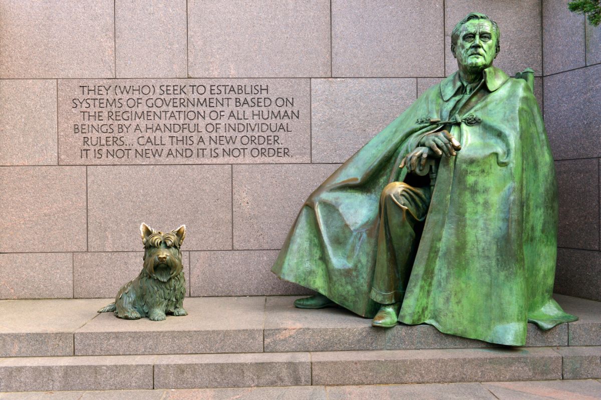 Presidental statue with his famous dog and some quote on the wall